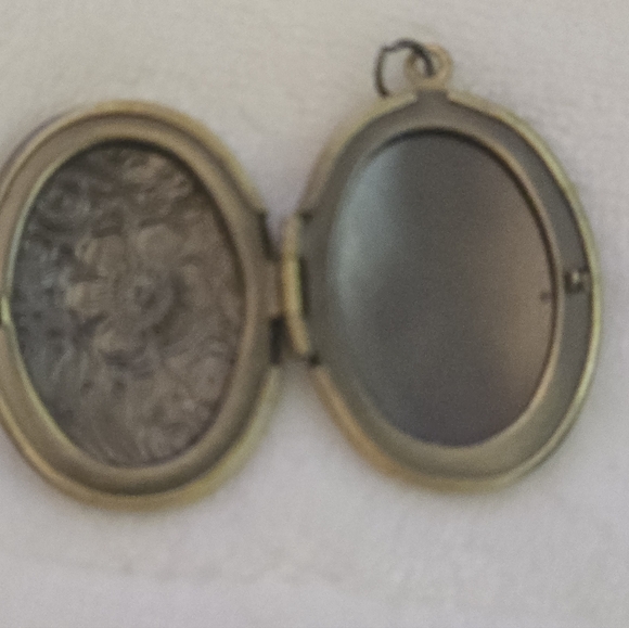 Vintage Brass Floral Locket Necklace Oval Treasure Photo Pendant - Picture 4 of 9